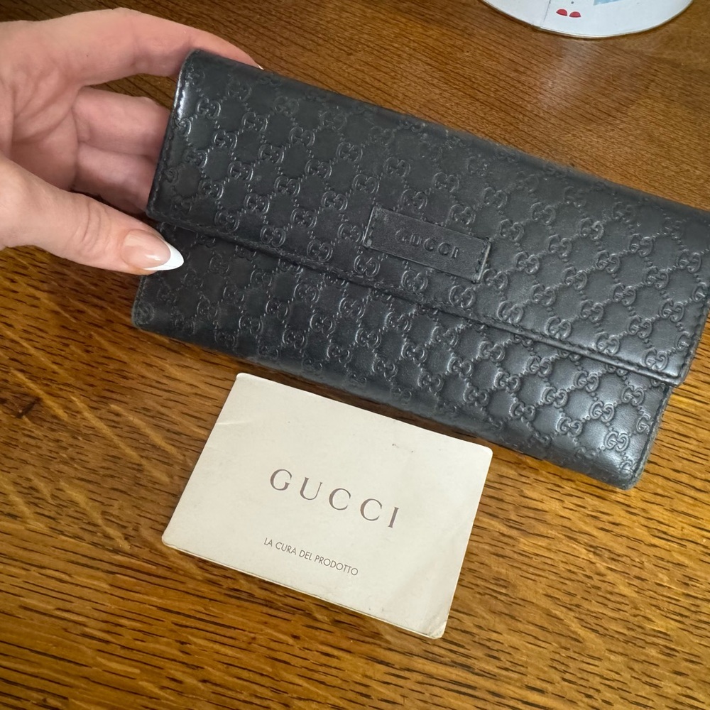 Gucci Black Leather Wallet with Embossed Logo - excellent